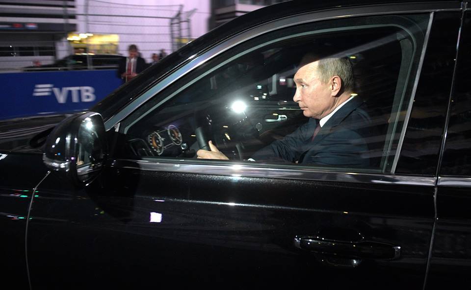 Путин за рулём автомобиля Aurus